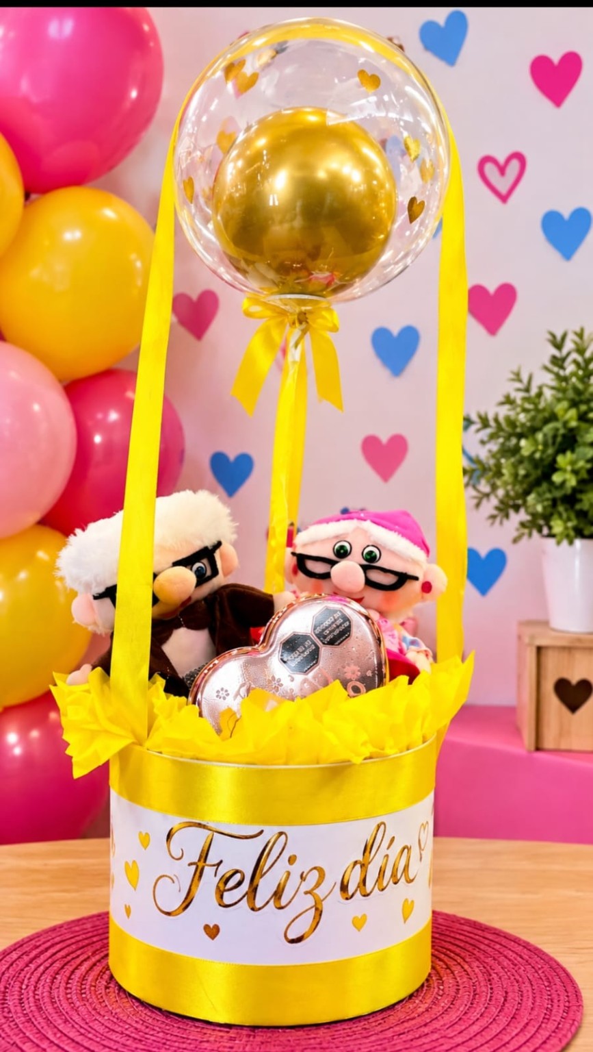 Ancheta amarilla con pareja de abuelitos, chocolates y globo dorado