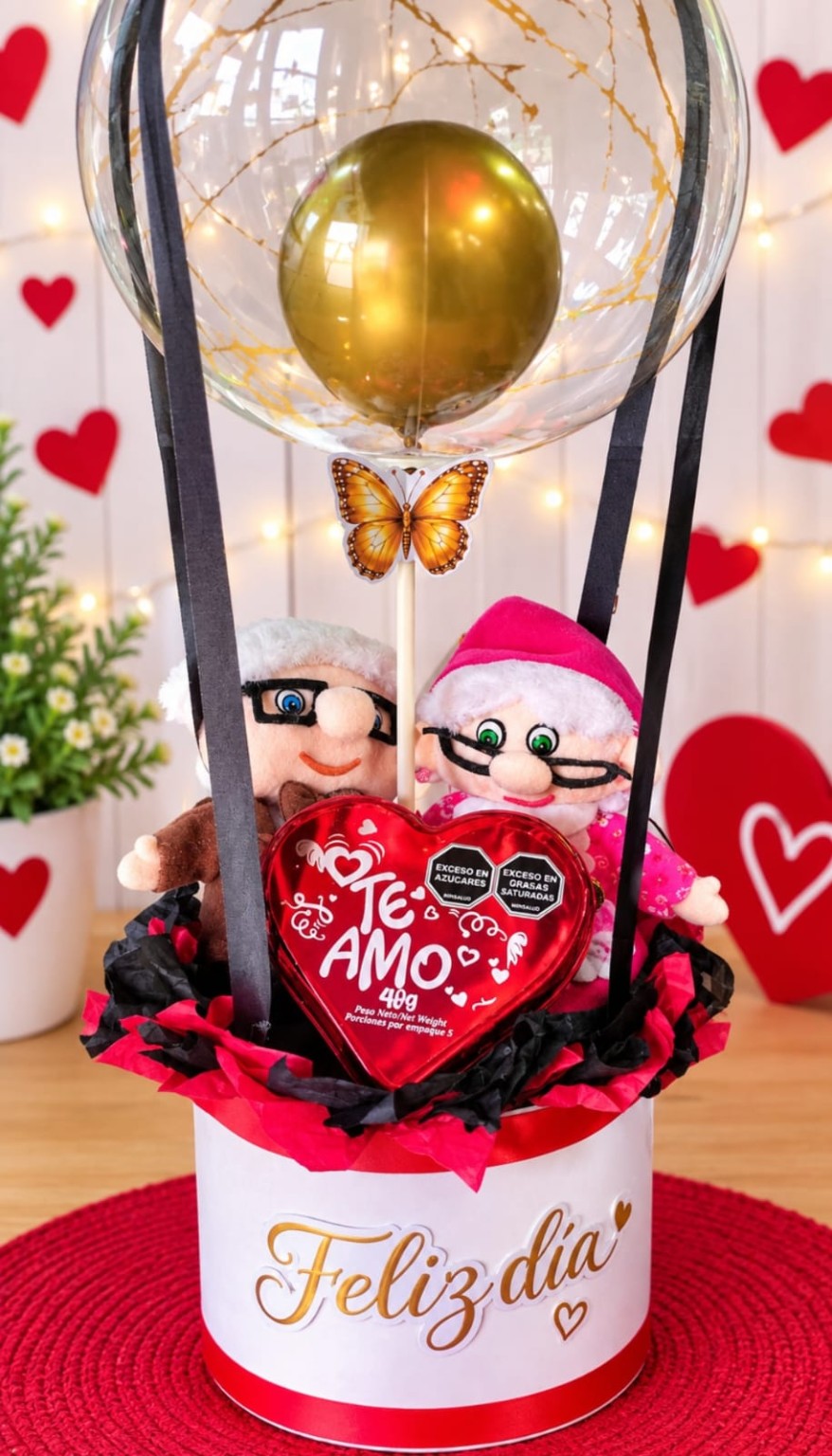 Ancheta roja con pareja de abuelitos, chocolates y globo dorado