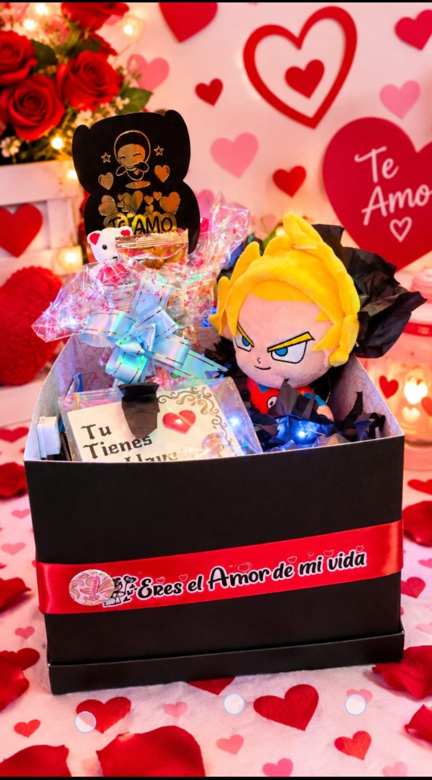 Ancheta romántica con peluche de anime y detalles en caja negra