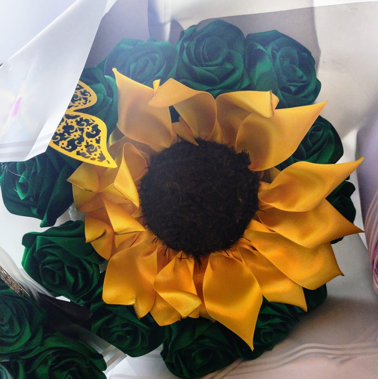 Bouquet de rosas verdes y girasol