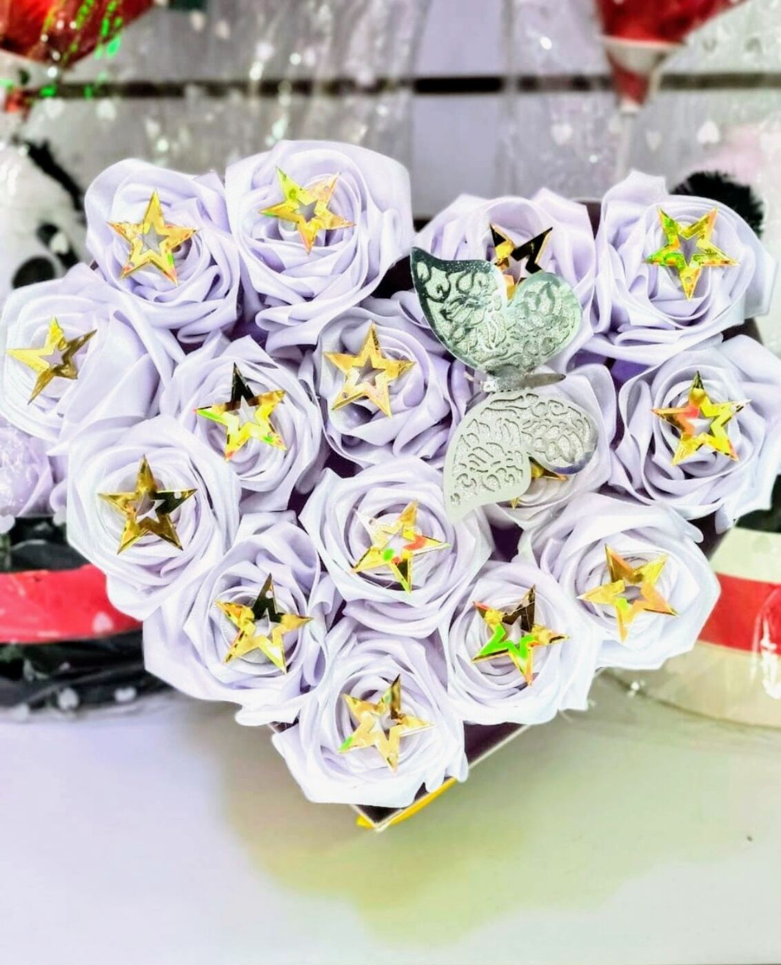 Arreglo de rosas eternas color lila con corazón decorativo