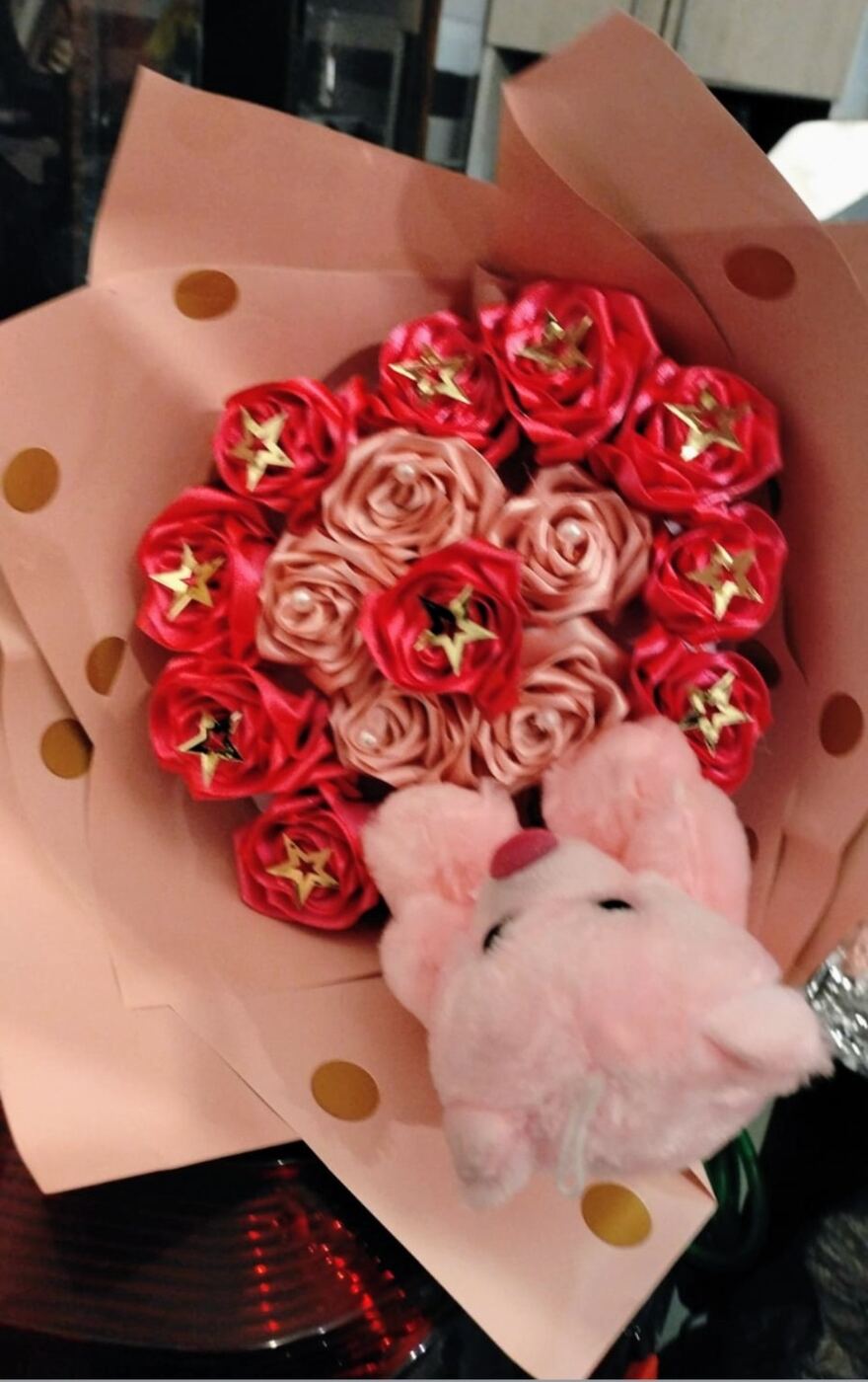 Bouquet de rosas eternas rojas y rosadas con peluche