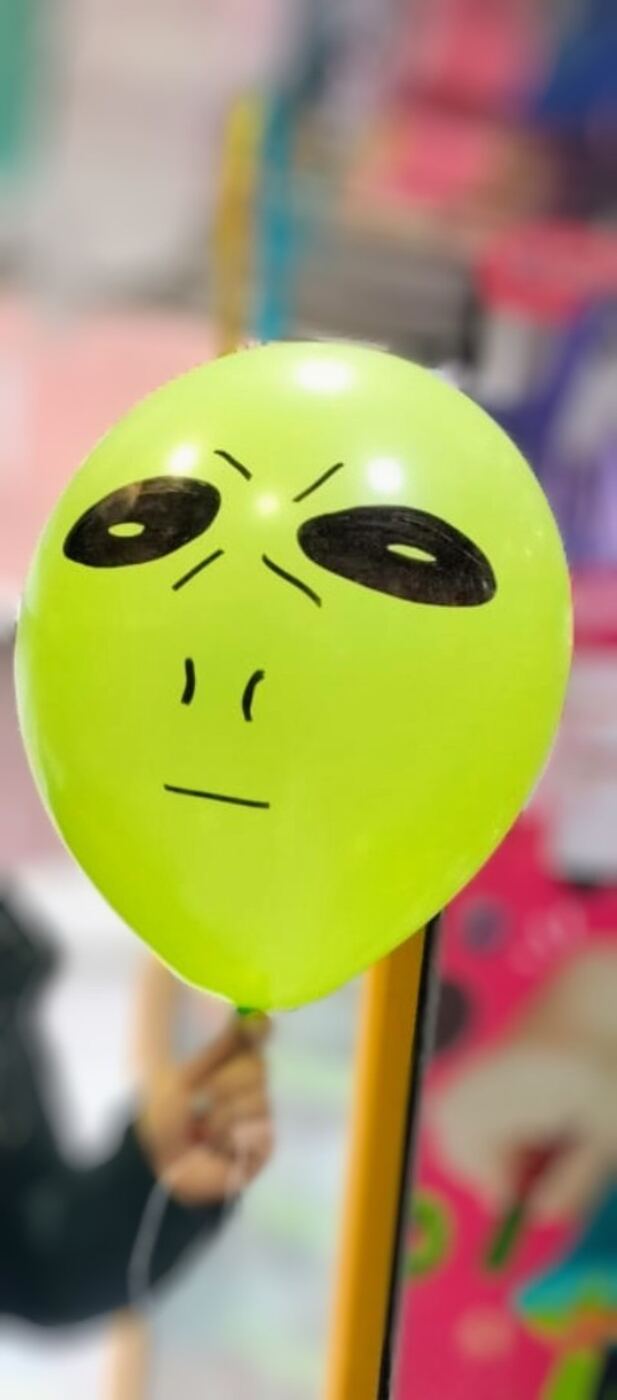 Globo verde de personaje inflado con helio
