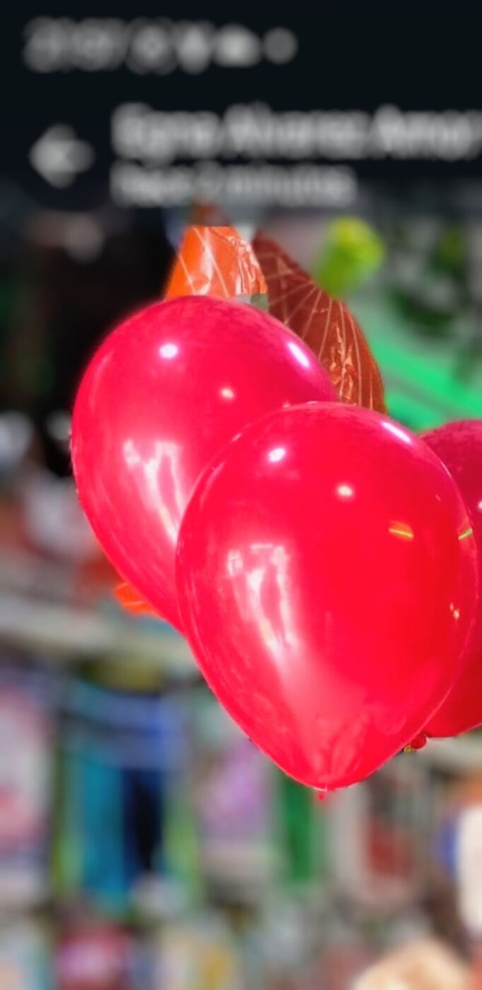 Globos rojos inflados con helio