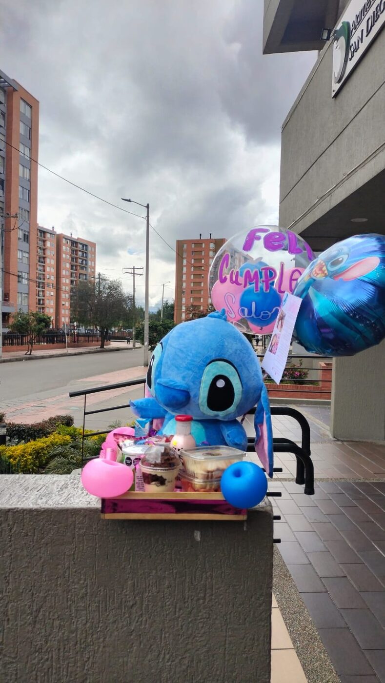 Desayuno sorpresa con peluche Stitch, globos y alimentos