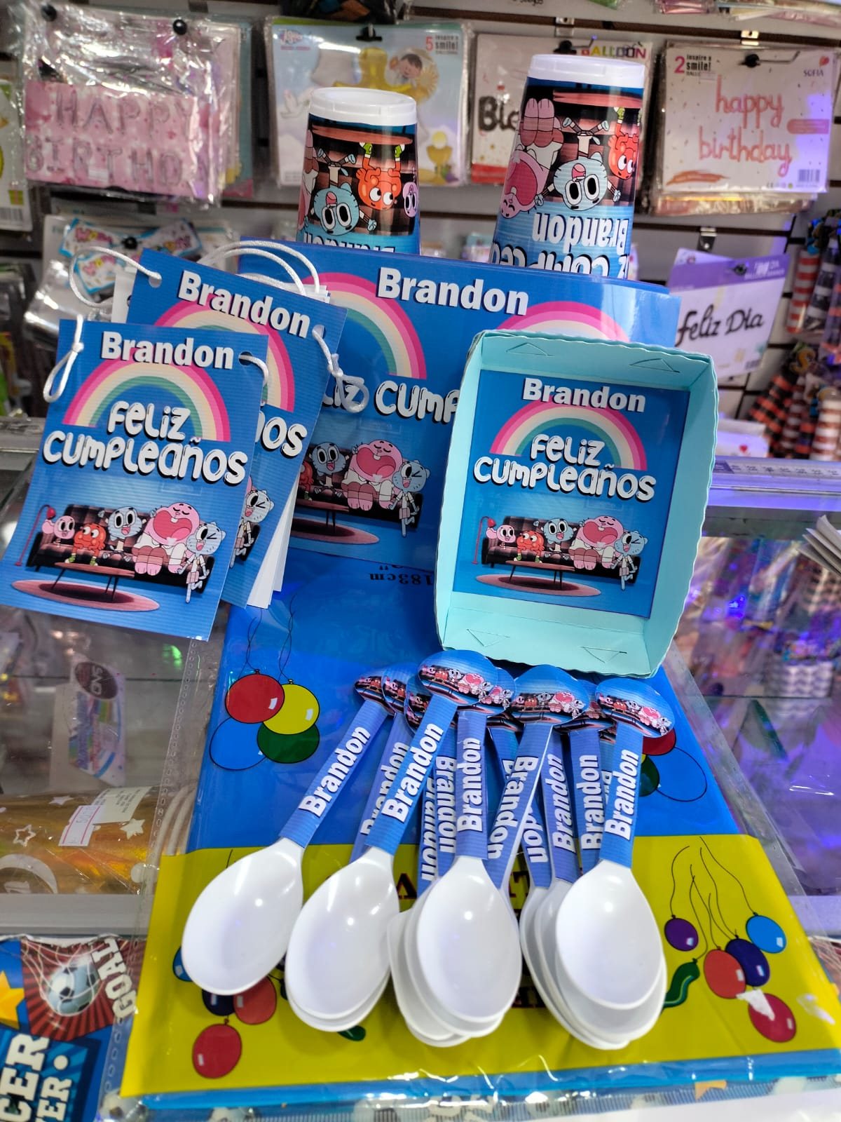 Kit de cumpleaños con vasos y cubiertos personalizados