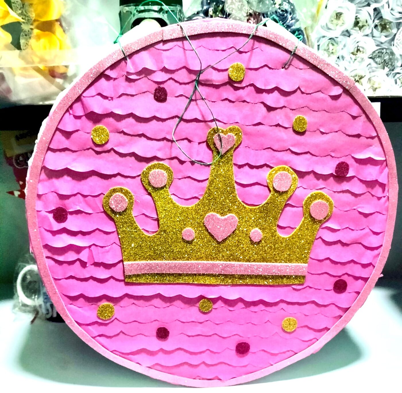 Piñata rosada en forma de corona