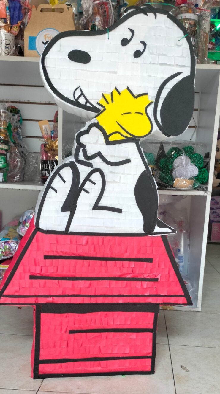 Piñata artesanal de Snoopy